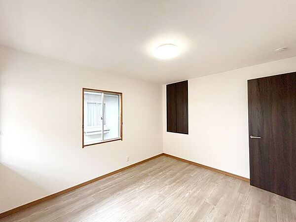 2階6帖和室は洋室に変更しました。和室使用の真壁から王壁に変更、床はフローリングに張り替えます。