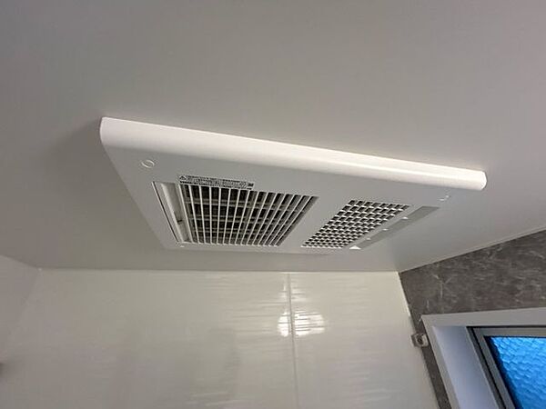 【リフォーム済】浴室には浴室乾燥機を設置しました。浴室のお手入れや部屋干しにもご活用ください。
