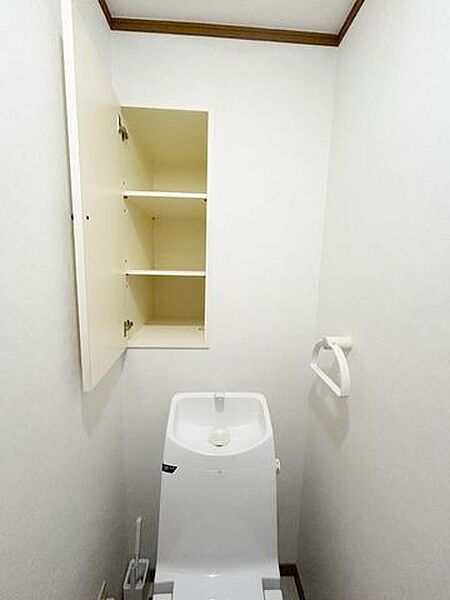 トイレ内部には収納棚があります。