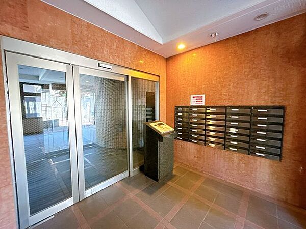 【共用部】オートロックを採用したエントランスで、防犯面にも配慮されております。