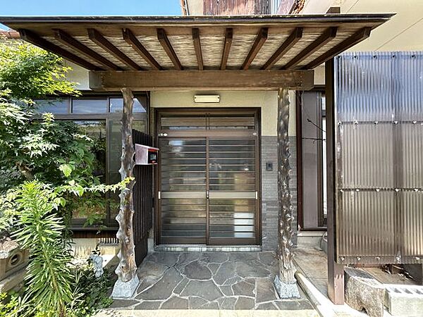 玄関外観です。玄関ドアは両開きになっとおります。