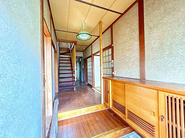 玄関内観です。和風の趣が残っている空間です。木目調で落ち着きますね。