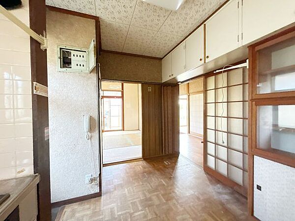 キッチンから撮影した写真です。扉が多く家事動線が整っております。