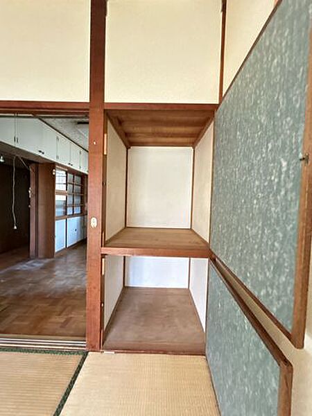 1階6帖和室の押入れです。各部屋に収納スペースがあるのは嬉しいですね。