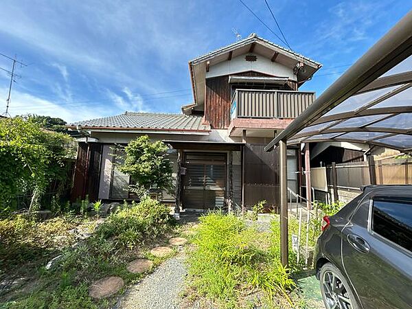 建物外観写真です。建物全体が南西向きの為、陽当たり良好な住宅です。