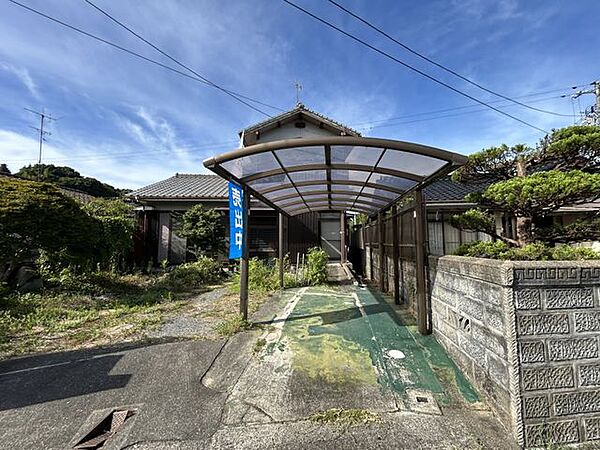 住宅の前にはスペースがあり、駐車場やお庭として有効に活用できそうです。