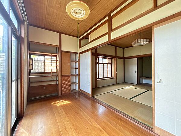 縁側は8帖和室に接しており、開放感のある空間です。