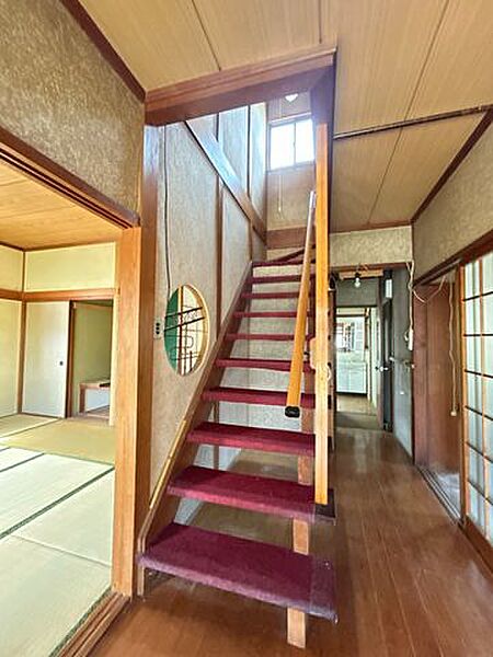 階段は旅館のような色合いになっております。手すりもあるので上り下りも安心です。