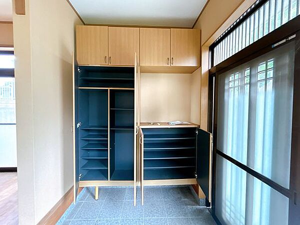 【リフォーム前】玄関にはコの字型のシューズボックスがあります。