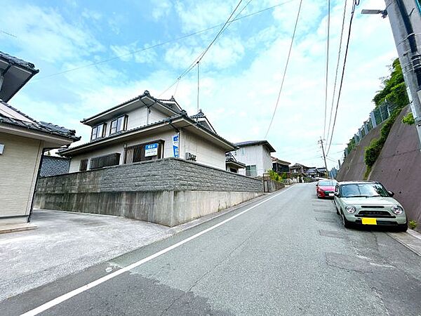 【外観】北側からの外観写真です。塀があるのでプライバシーの観点からも安心ですね。