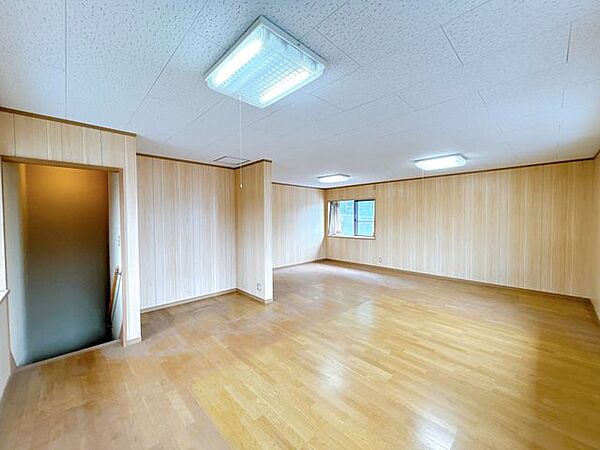 【リフォーム前】2階には19帖の居室があります。