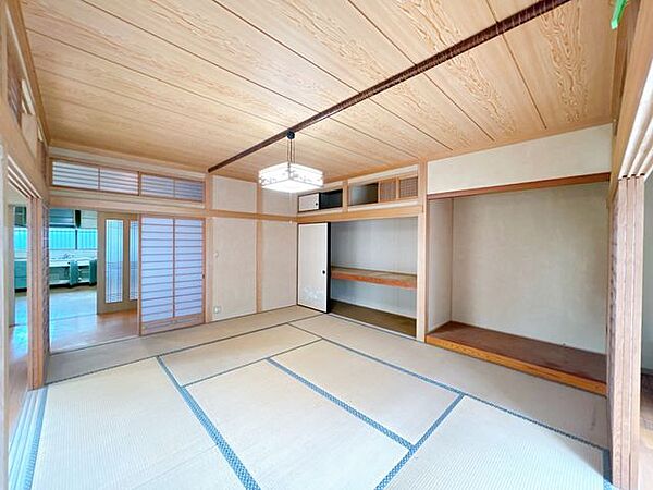 【リフォーム前】1階10帖和室スペースです。