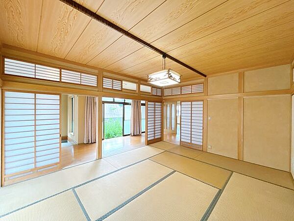 【リフォーム前】玄関入って正面にあるので、客間としてもご利用いただけます。