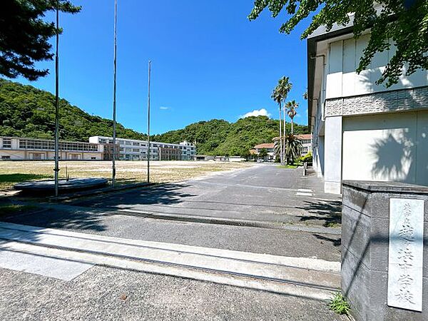 【周辺環境】越ヶ浜小学校まで1100ｍ（徒歩14分）