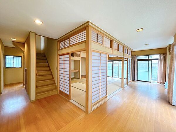 【リフォーム前】この住宅の中心地です。階段が中心にあり、各居室からの動線も整っております。