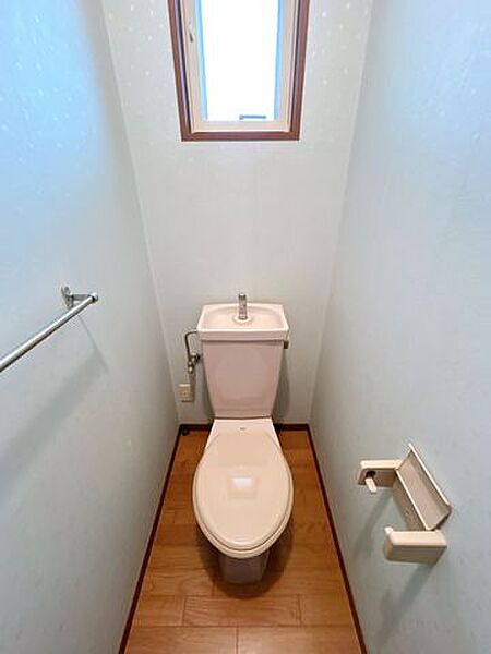 【トイレ】2階のトイレです。2階にもトイレがあるので、2階のお部屋で過ごされている際でも、わざわざ1階まで下りる必要がないので嬉しいですね。
