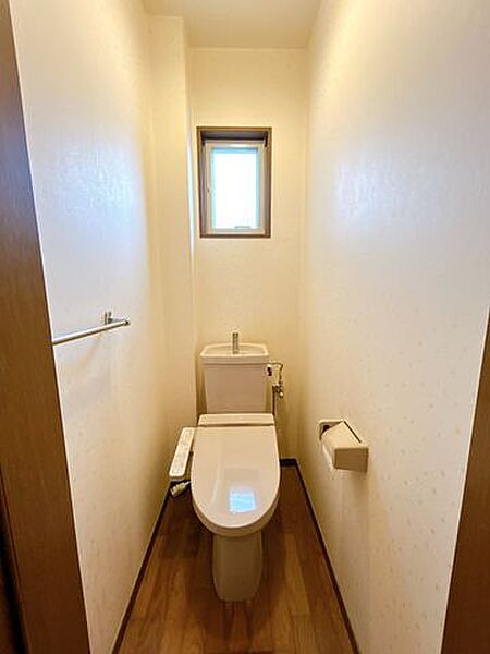 【トイレ】1階のトイレです。ウォシュレットが設置されているタイプです。