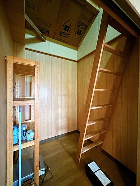 【収納】2階にある納戸です。このようなちょっとした収納が嬉しいですね。お荷物が多い方でも片付けに困ることはありません。