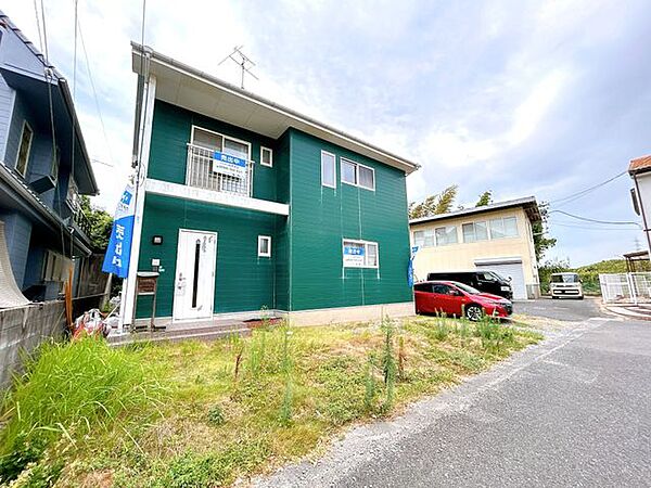 【現地外観】緑色の外壁が特徴の住宅となっております。