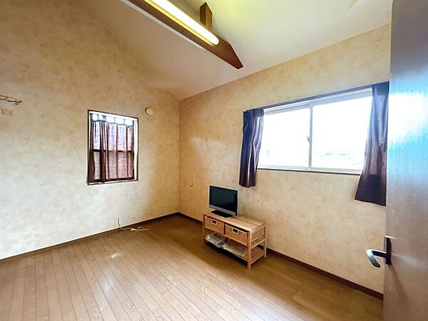 【洋室】2階北側の6帖洋室です。2面に窓が設置されているので、風通しや採光は十分取れます。