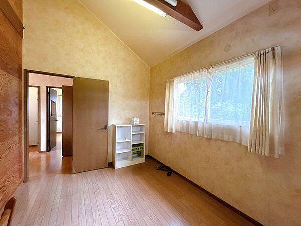 【洋室】2階南側の6帖洋室です。隣の6帖のお部屋と対になっているので、使い勝手は良いかと思います。
