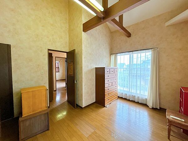 【洋室】2階9帖の洋室です。9帖の広さがあるので、第二の家族団らんのお部屋としても使えそうですね。