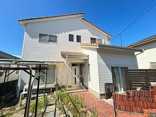 現地外観写真です。煉瓦の似合う洋風住宅です。