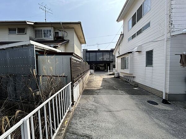 駐車場別角度です。車種にも寄りますが、3台駐車が可能です。