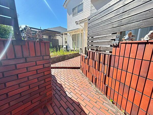 玄関アプローチは煉瓦で構成され、雰囲気の良いお洒落な住宅です。