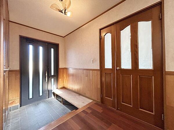宅内から見た玄関です。親子扉のドアから日光が差し込みます。また、ドアはポストの役割もあるので、郵便ポストを設置する必要もなく、嬉しいですね。