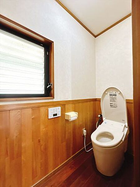 1階トイレスペースです。キッチン・洗面脱衣室の付近にあり、動線が整っております。ウォシュレットは壁付けのリモコンタイプで、手が届きやすく利用しやすくなっております。