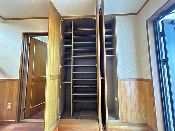 玄関には埋め込み式の靴箱があります。棚の数が多く、閉じれば縦長のミラーもあるので、収納力・利便性があります。