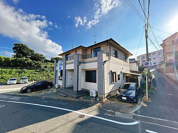 現地外観写真です。建物の構造や外壁の色の組み合わせが魅力的でつい目を引かれますね。