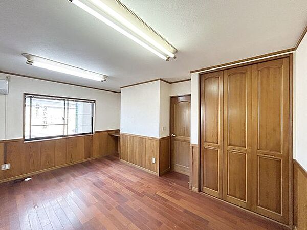 1階洋室別角度です。写真右手には収納棚があり、収納に困りません。またコンセントも複数あり、生活環境の利便性が増します。