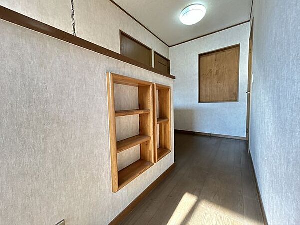 2階廊下にはニッチがあります。収納力があるのはもちろんですが、建築された際の拘りや思い入れが感じられますね。