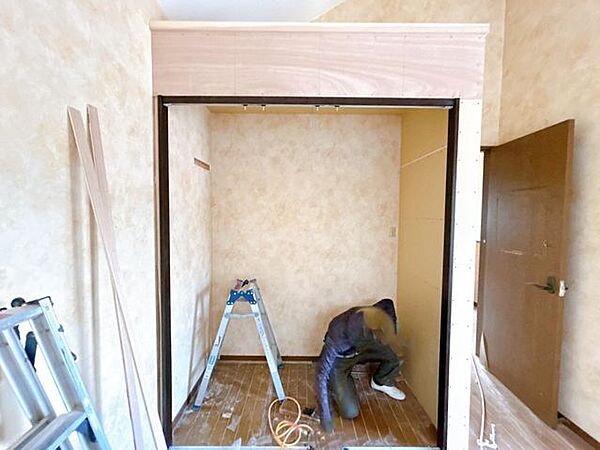 【リフォーム中/収納】クローゼットを新設いたします。枕棚・パイプも設置するので、丈の長いコートなどをそのままかけておくことができます。
