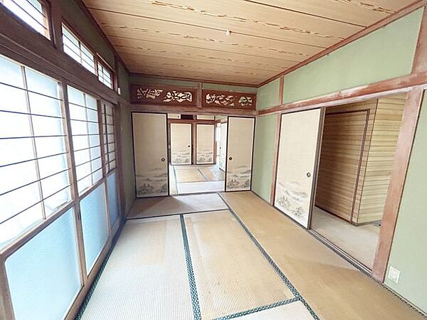 1階玄関側6帖和室です。奥の6帖和室と続き間になっております。