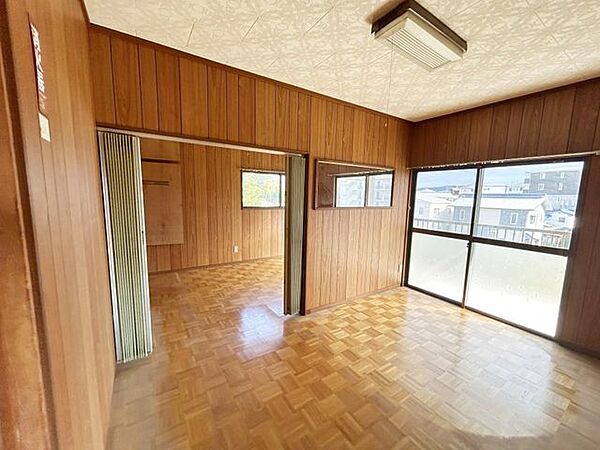 【リフォーム前】2階10帖洋室です。こちらは収納スペースを拡張する為、9帖に変更予定です。