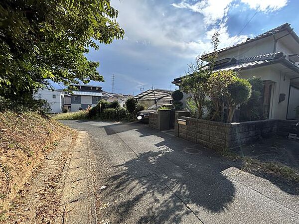 前面道路は約4ｍあります。対面に住宅がないので人の目線が気になりません。