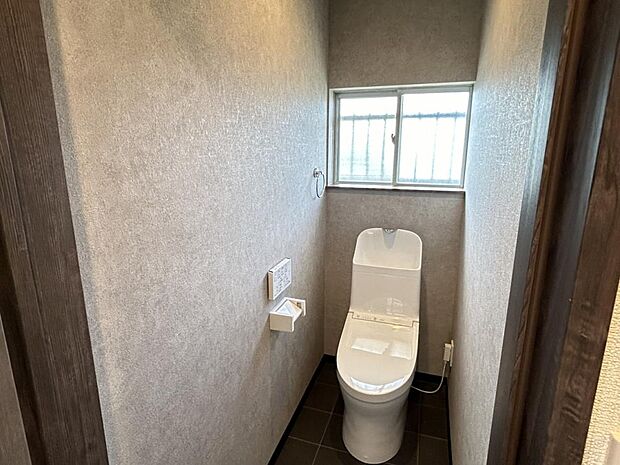 【リフォーム済】トイレはTOTO製の温水洗浄機能付きに新品交換しました。壁掛けリモコンになっているので衛生的です。