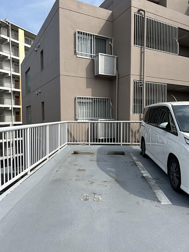 【駐車場】敷地内に駐車場を確保しております。月額5500円（税込）になります。