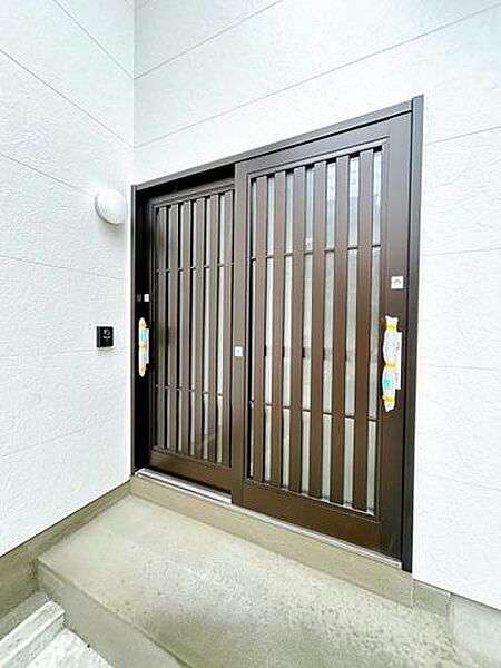 【リフォーム済】玄関外部です。玄関サッシは新品の引き違いタイプに交換しました。