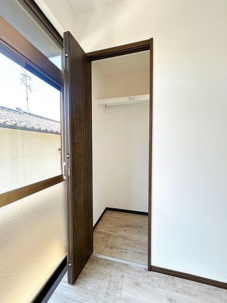 【リフォーム済】1階リビングの収納はクローゼットに交換いたしました。枕棚パイプ付きです。