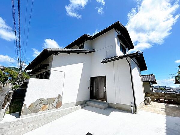 【リフォーム済】外観別アングルです。外壁は白色で塗装、屋根瓦は洗浄仕上げを行いました。