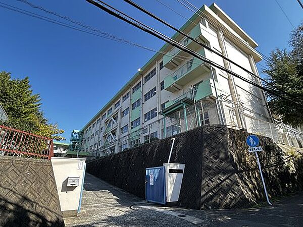 北九州市立上津役小学校　徒歩10分。 740m