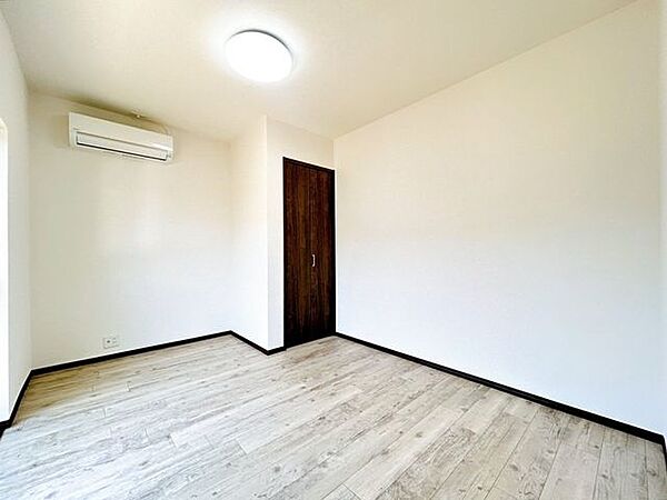 【リフォーム済】1階約5.5帖洋室です。壁・天井はクロスを張替え、床はフロアタイル張替えを行いました。クローゼットも新設したので、お部屋を広々使えますね。