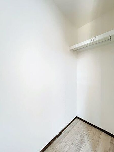 【リフォーム済】1階約5.5帖洋室にはクローゼットを新設しました。枕棚パイプ付きです。