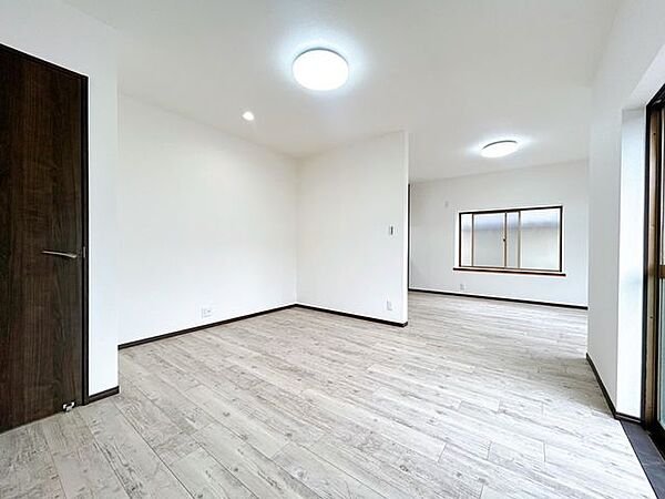 【リフォーム済】1階約18帖リビング別アングルです。壁面にテレビ用コンセントを新設しました。
