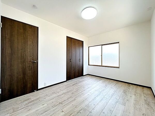【リフォーム済】2階西側約6帖洋室です。和室から洋室に変更しました。