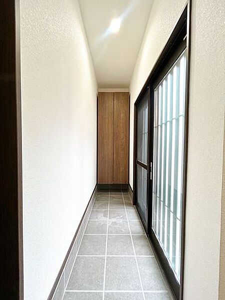 【リフォーム済】玄関内部です。減築に伴いコンパクトな空間にはなりましたが、シューズボックス新設で最大限スペースを利用できるように仕上げました。